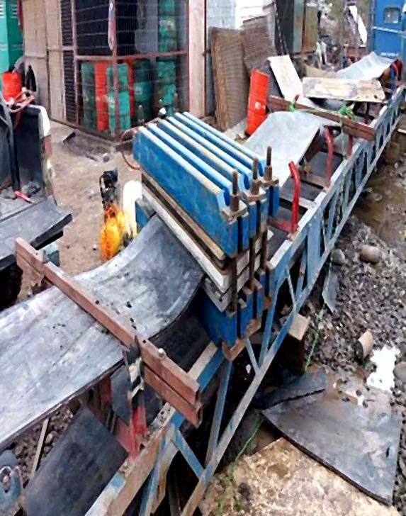 Prensa vulcanizadora instalada sobre una correa transportadora en terreno