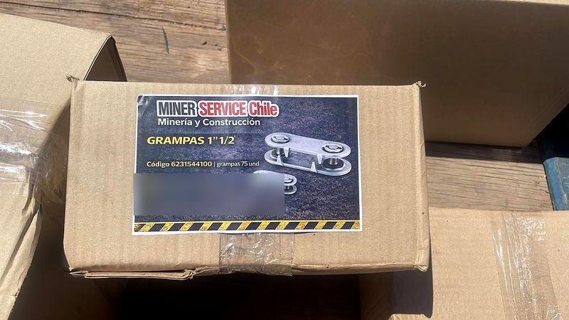 Caja de grampas de 1 1/2 pulgadas con su etiqueta