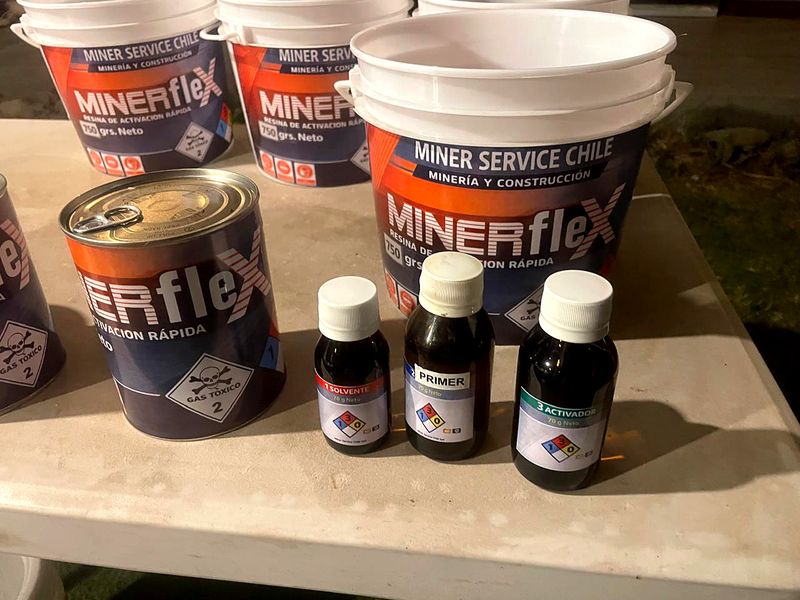 Envases de MinerFlex junto a frascos de componentes