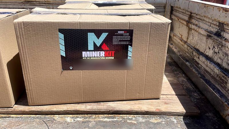 Caja de MinerKit, kit de reparación rápida, sobre la plataforma de un camión