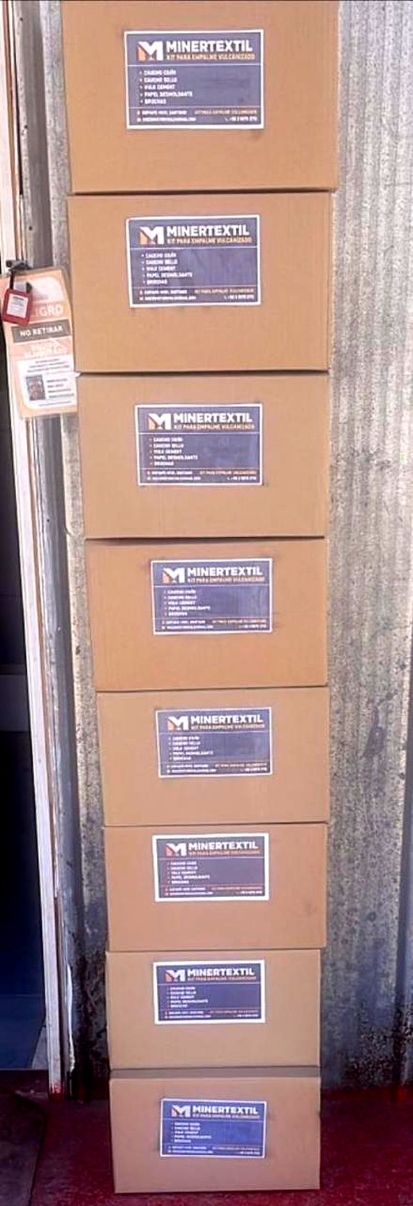 Cajas apiladas de insumos Minertextil