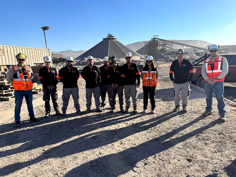 Equipo de trabajo con uniformes MS CONVEYOR CHILE en faena