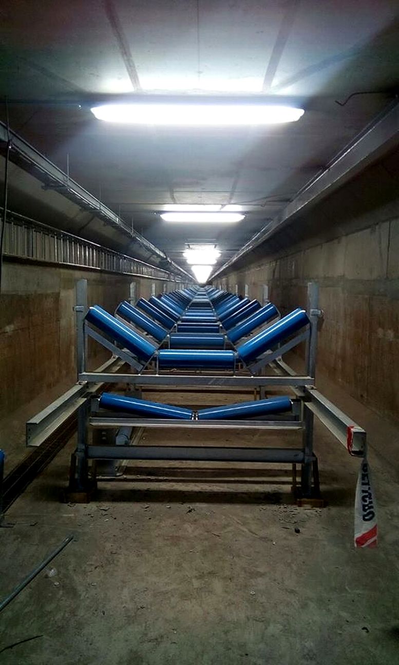 Estaciones de polines instaladas a lo largo de un túnel de correa
